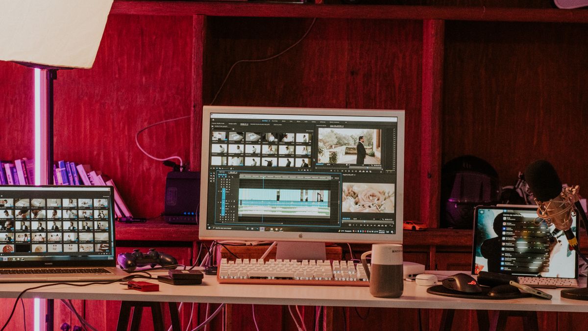 Ruang kerja editing video dengan monitor dan perangkat lunak konversi
