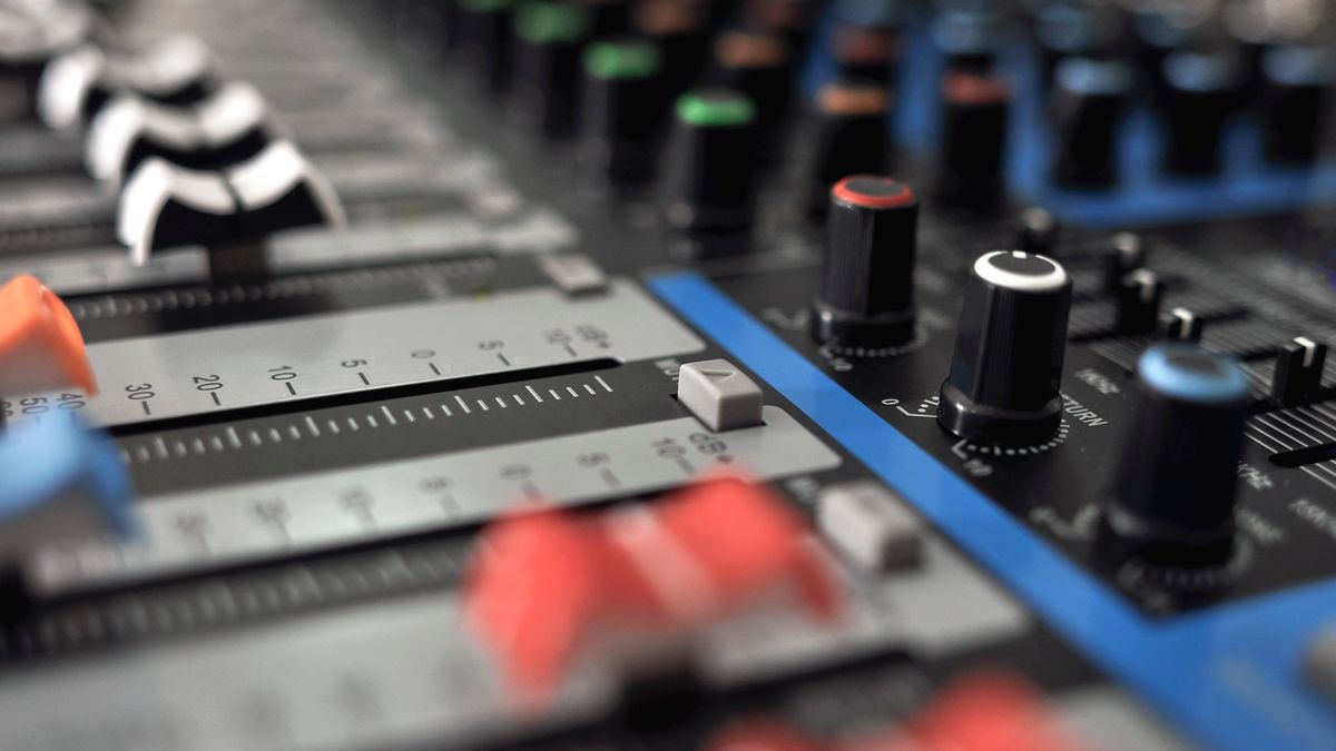 Mixer audio dengan kenop dan fader untuk tata suara film