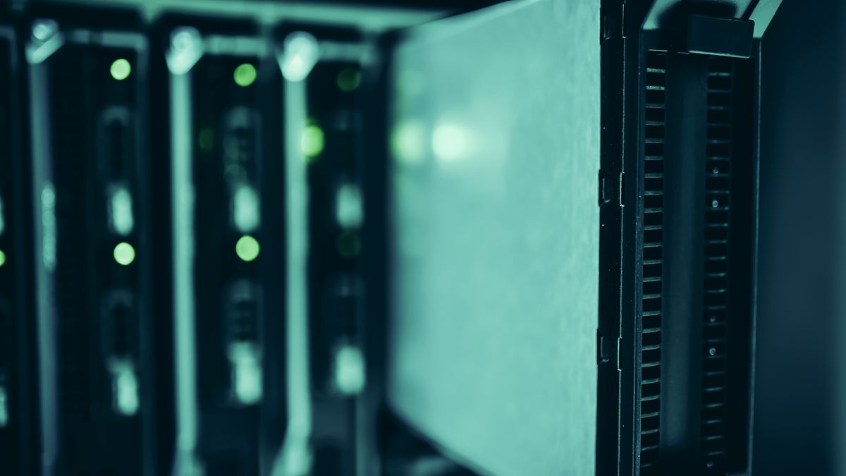 Rak server di pusat data