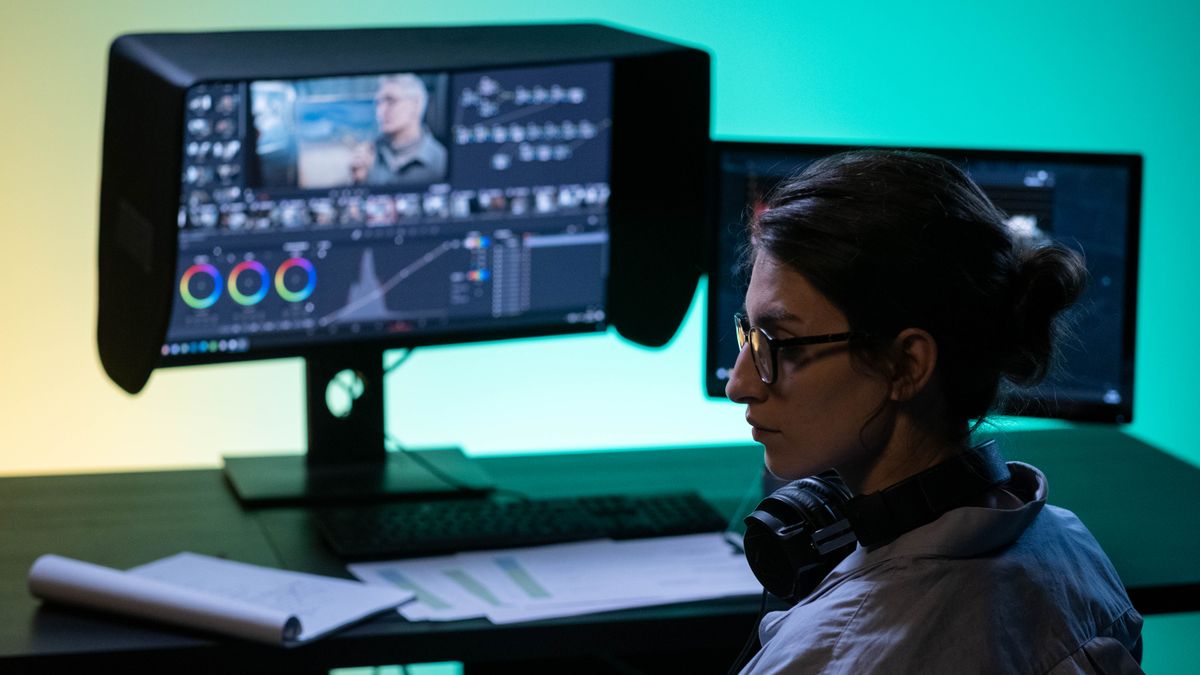 Editor mengerjakan proses mastering di dua layar