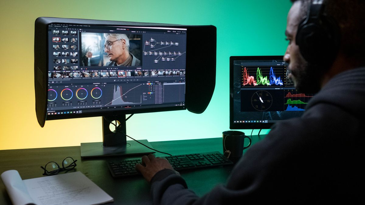 Teknisi memeriksa footage di dua monitor studio