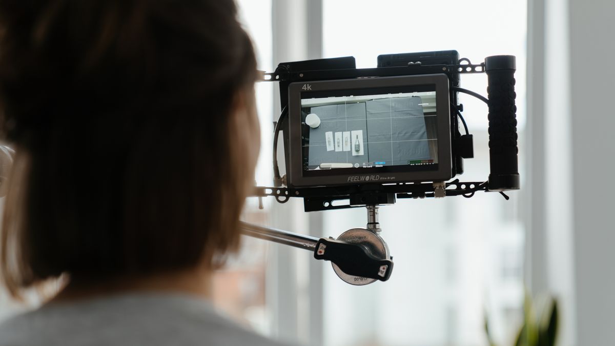Monitor kamera menampilkan gambar saat syuting